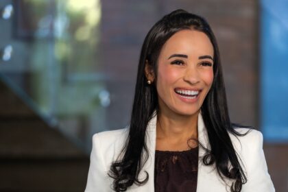 Aline Santos foca em eficiência e alta performance de longo prazo para atuar com responsabilidade no mercado imobiliário de alto padrão.