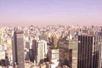 No segmento de moradia acessível, a seletividade se traduz em uma busca maior por projetos com proposta clara de valor, boa localização, plantas funcionais e aderência às necessidades reais das famílias.