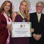 Adriana de Araújo é condecorada como Comendadora.