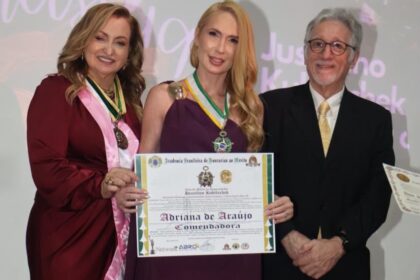 Adriana de Araújo é condecorada como Comendadora.