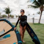 A influenciadora Tayane Dalazen aproveita o kitesurf no Carnaúba Wind House, em Preá (CE).