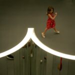 Crianças a partir de 4 anos podem explorar a arte, a natureza e a imaginação em atividades da exposição Sou o Outro do Outro, de Es Devlin, na Casa Bradesco.