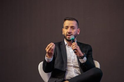 Carlos Guerra Jr., fundador da OmniAI, trabalha para evitar a amnésia corporativa e garantir que as empresas não percam inteligência.