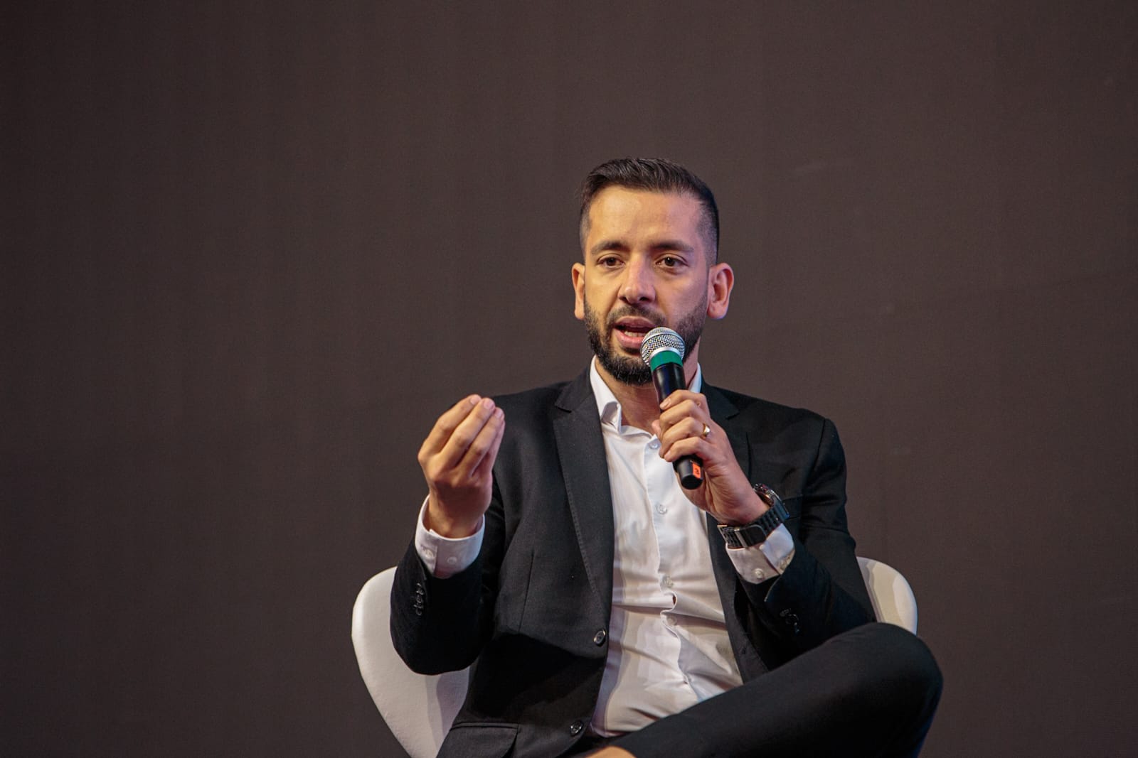 Carlos Guerra Jr., fundador da OmniAI, trabalha para evitar a amnésia corporativa e garantir que as empresas não percam inteligência.