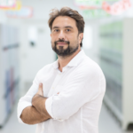 Josnei Souza, CEO da Valley International School, investe em inovação e desenvolvimento contínuo para oferecer uma educação de qualidade.