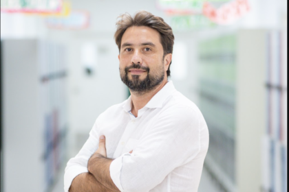 Josnei Souza, CEO da Valley International School, investe em inovação e desenvolvimento contínuo para oferecer uma educação de qualidade.