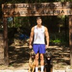 Soldado Fuzileiro Naval Lucas Oliveira Pereira conquistou a certificação internacional BH para o Cão de Guerra Quill.