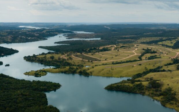 A gleba da Fazenda do Lago debruçada sobre o Lago Corumbá IV: o endereço desenhado para o fim de semana.