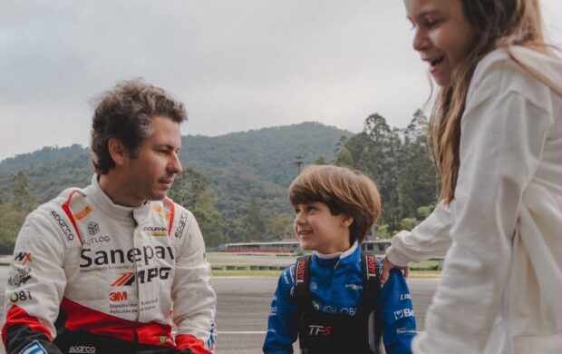 Daniel Lancaster acompanha a estreia do filho João no kart.